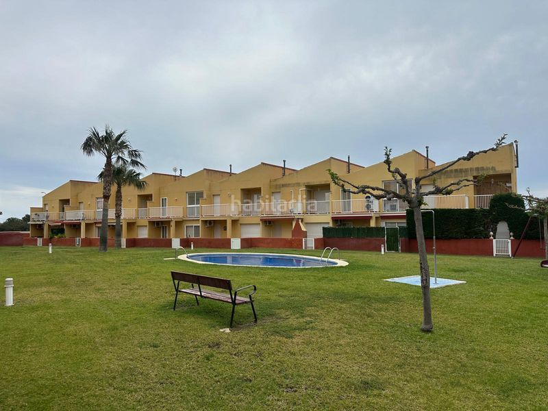 Foto 8c7c66a1-e03f-4c3a-892e-44a46527a333. Casa adossada amb aparcament piscina a Centre Miami Platja