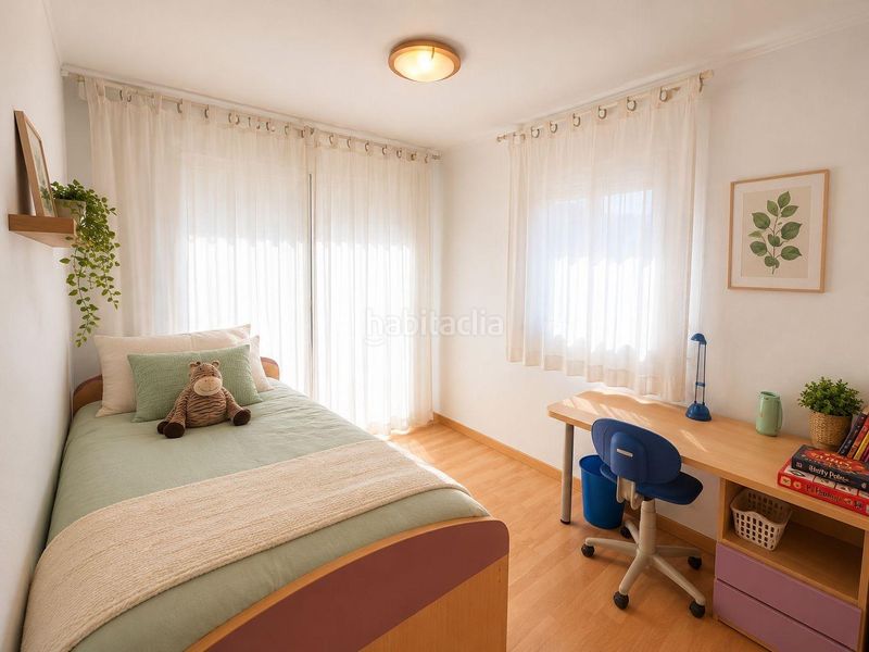 Foto bf93e237-7778-4580-8666-3b3b9536c5a7. Casa adossada amb aparcament piscina a Centre Miami Platja