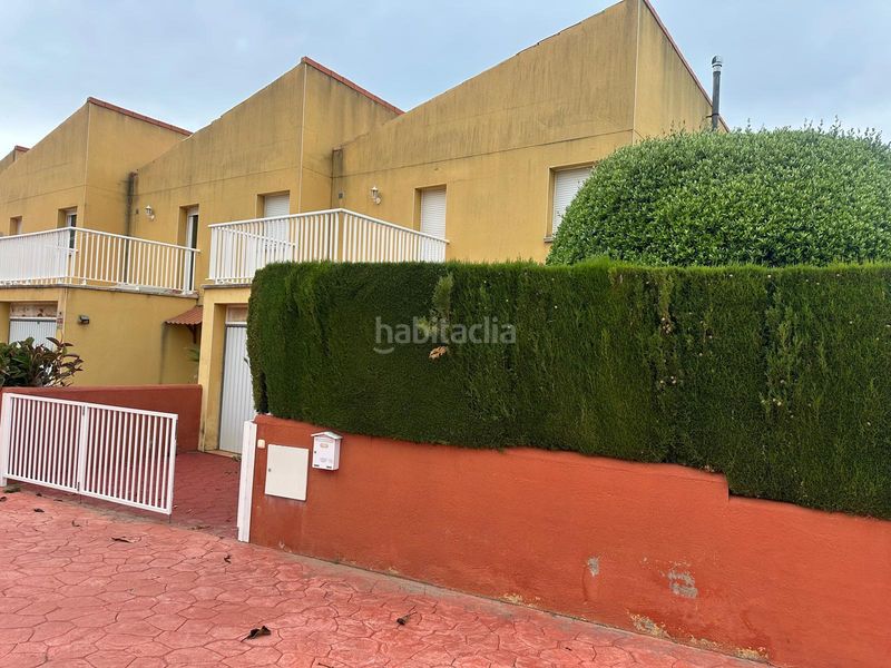 Foto c1b194a8-8330-42e9-abb4-b40ecc2bb910. Casa adossada amb aparcament piscina a Centre Miami Platja