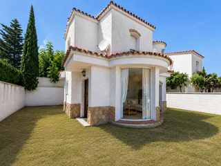 Xalet  Carrer de la deessa isis 8. Chalet individual con jardín privado i piscina comunitaria!!!
