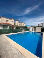 Xalet  Carrer de la deessa isis. Chalet individual con jard�n privado i piscina comunitaria!
