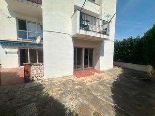 Planta baixa a Vandell�s i l�Hospitalet de l�Infant. Planta baja con gran terraza en el centro de hospitalet del infa