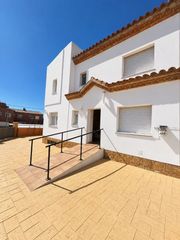 Casa adossada a Centre. Preciosa casa con gran terraza, piscina y jardín en el centro de