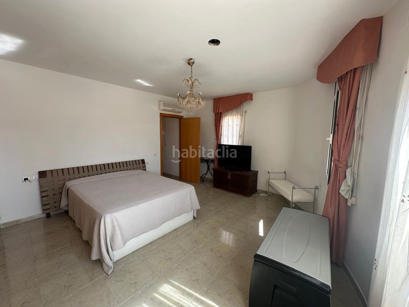 Foto e4ede487-cc2a-4a6c-8440-54cbf19f964e. Casa adossada amb aparcament piscina a Centre Miami Platja