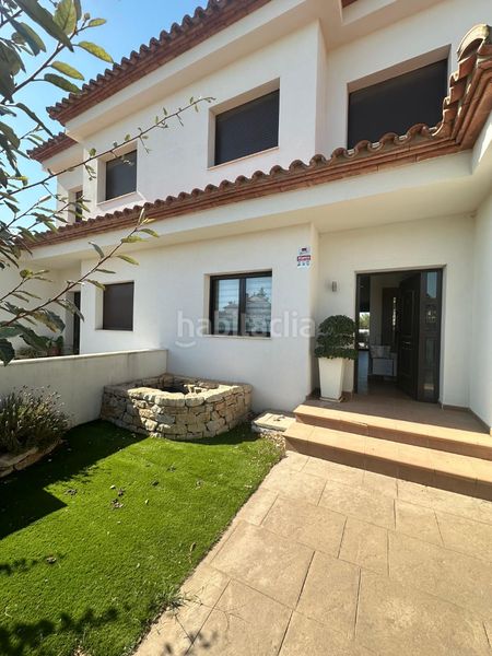 Foto 3a783e7a-22e8-4f69-a156-24a0c56732ee. Casa aparellada amb aparcament piscina a Centre Miami Platja
