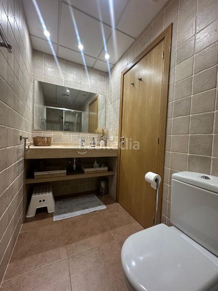 Foto 4aa8067e-914d-4727-b51b-b6df803ecc57. Casa aparellada amb aparcament piscina a Centre Miami Platja