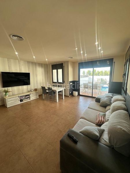 Foto 7e0dfd5b-2dc2-4cce-9456-ca5e8360ce5e. Casa aparellada amb aparcament piscina a Centre Miami Platja