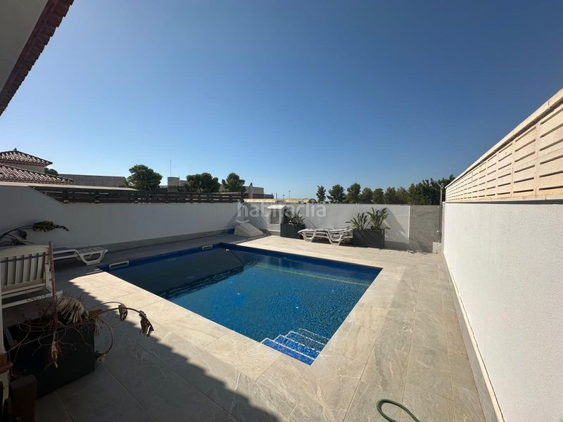 Foto 8489ee02-9aea-4b7a-a803-33fc08303b0c. Casa aparellada amb aparcament piscina a Centre Miami Platja