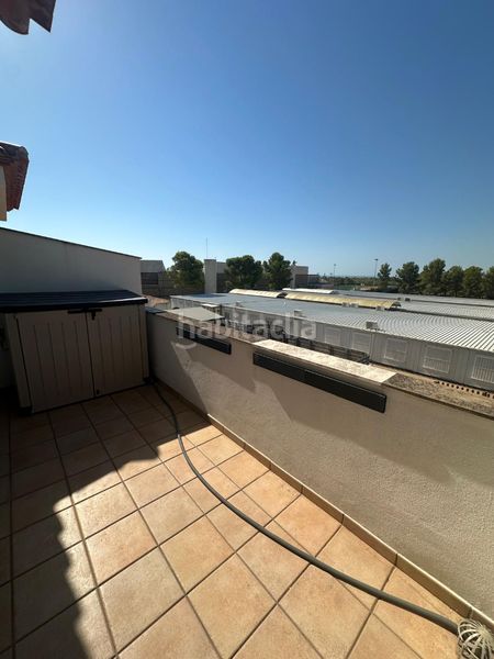 Foto b0976cb8-a4b8-41c6-962a-77cd36967694. Casa aparellada amb aparcament piscina a Centre Miami Platja