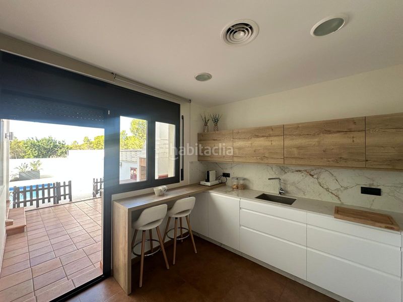Foto c44bd7ff-ae24-473b-81d7-ab84e98e6e2e. Casa aparellada amb aparcament piscina a Centre Miami Platja