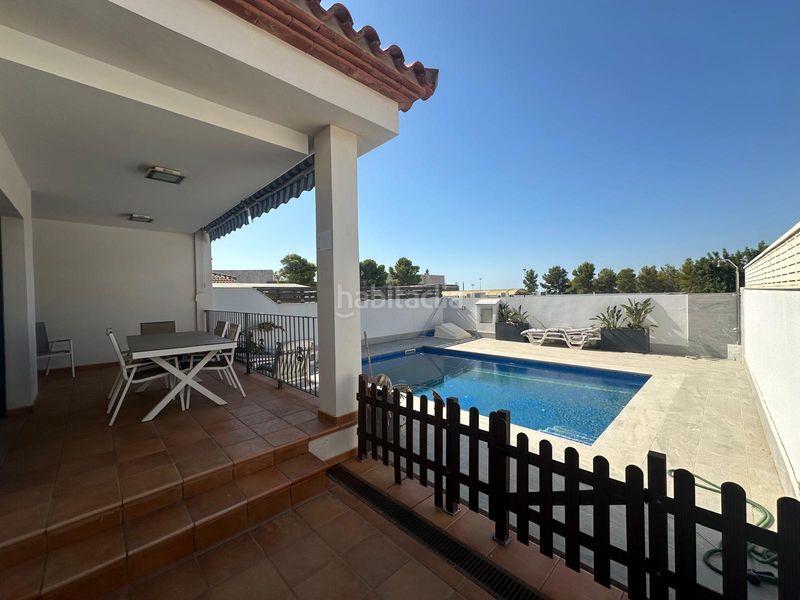Foto c74e6c70-bf5f-4b5e-b41e-ac78d92a4447. Casa aparellada amb aparcament piscina a Centre Miami Platja