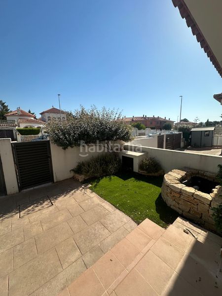 Foto ccd6fd6b-0aee-4cde-9db0-f4501a127aa4. Casa aparellada amb aparcament piscina a Centre Miami Platja