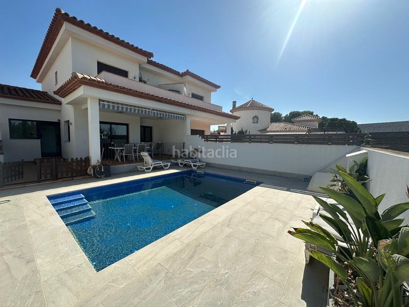 Foto df99028e-11ac-44b6-b8f2-d931ceb0acc8. Casa aparellada amb aparcament piscina a Centre Miami Platja