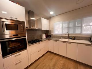 Piso en Diagonal-Colomeres. Piso amplio y luminoso en finca tranquila con solo 3 vecinos