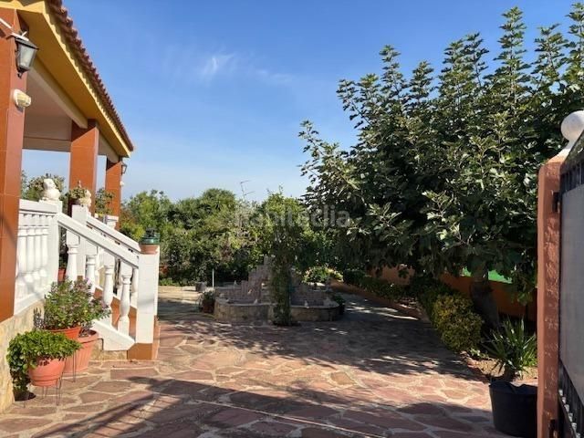 Foto c4a49584-9813-4d8e-93a7-185a85eef54c. Xalet amb piscina a Vilamarxant