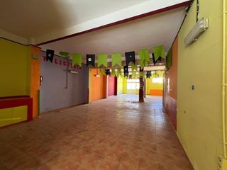 Business premise in Parque de la Bombilla. Local comercial con patio interior
