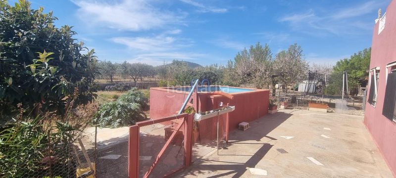 Foto f9a126d2-a54f-4b39-82a2-9d5b40d713fa. Xalet amb piscina a Casinos