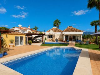 Chalet en Pueblo-Ubanizaciones. Chalet independiente en alfaz del pi