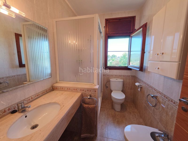 Foto c86a418a-8e04-4d42-8763-af9cbc5a8e9f. Casa amb xemeneia calefacció aparcament piscina a Vallirana