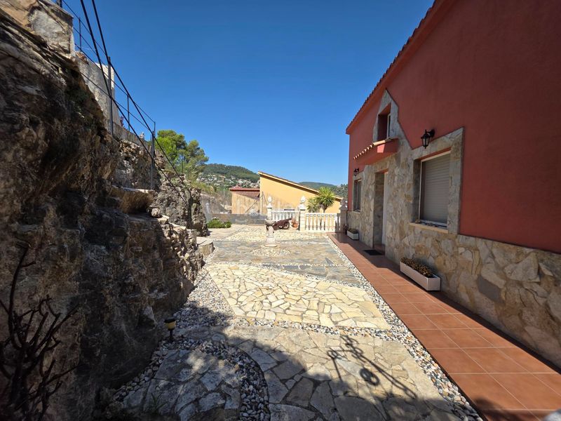 Foto b1426ad0-f686-49b2-b557-8a360cb57358. Casa amb calefacció aparcament a Vallirana