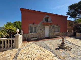 Casa a Vallirana. � casa independiente con encanto en entorno natural!