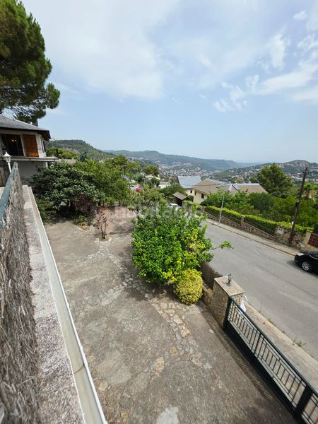 Foto ceb0a2b3-1ce7-4179-99ae-149e64f41e79. Casa amb xemeneia calefacció aparcament piscina a Vallirana