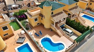 Casa adossada a Los Almendros. Impresionante chalet independiente de 3 plantas con piscina priv
