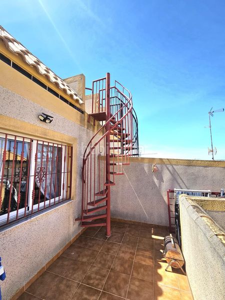 Foto b388e9b1-626a-4ec7-9d28-61c5c5fd79ad. Casa adossada amb piscina a La Florida Orihuela