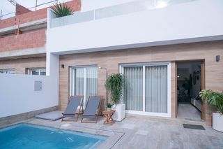 Chalet à Jerónimo y Avileses. Casa adosada de obra nueva de 3 dormitorios con piscina privada
