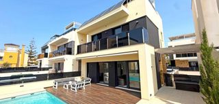 Chalet in Lomas de Cabo Roig - Los Dolses. Villa independiente moderna de 3 dormitorios con piscina privada
