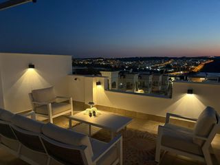 Àtic a La Florida. Ático soleado de 2 dormitorios con solárium y piscina en la azot