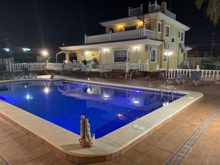 Chalet in Los Balcones-Los Altos. Impresionante villa de 6 dormitorios con piscina privada y garaj