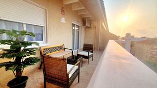 Apartament a Las Piscinas Naturales. Ático moderno con piscina en el centro de torrevieja  a 300 m de