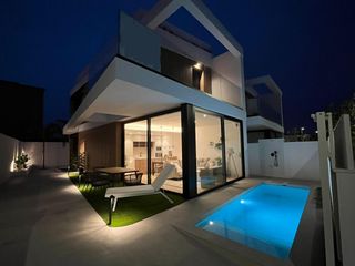 Xalet a Torre de la Horadada. Exclusivas villas de obra nueva llave en mano con piscina privad