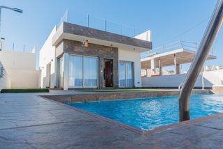 Chalet in Los Almendros. Villa contemporánea de 3 dormitorios con piscina privada y solár