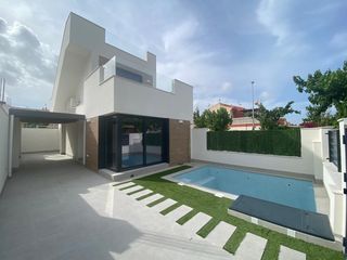 Xalet a Las Lomas de Rame-Bahía Bella. Villa de nueva construcción con piscina privada a solo 700 metro