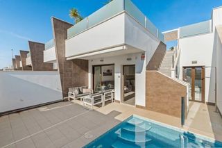 Reihenhaus in San Pedro del Pinatar. Moderna casa adosada de 3 dormitorios con piscina privada y ampl