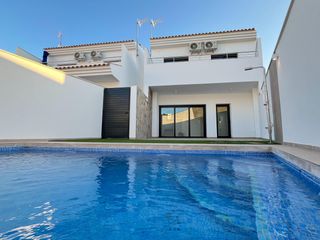 Chalet en Los Cuarteros. Villa de obra nueva lista para entrar a vivir con piscina privad