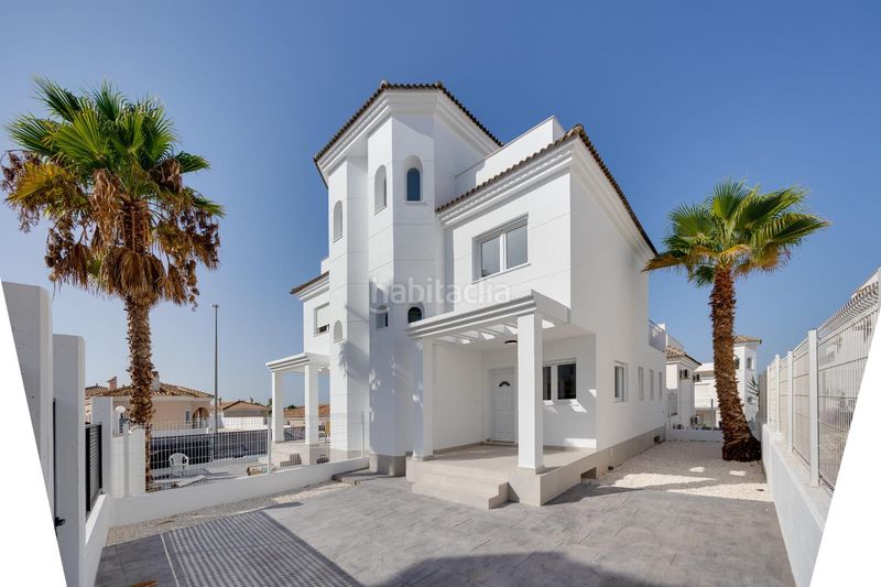 Foto ec04a4c9-e875-41c7-a625-38b338235900. Casa aparellada amb aparcament a San Fulgencio
