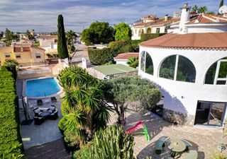 Chalet in Rojales. Magnífica villa totalmente reformada con 2 apartamentos independ