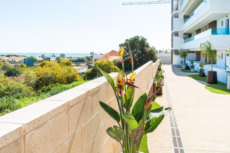 Foto a96c12c2-cd00-493b-8954-5316e9fef6a9. Apartament amb aparcament a Playa Flamenca Orihuela