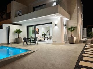 Chalet in San Pedro del Pinatar. Moderna villa de obra nueva de 3 dormitorios con piscina privada
