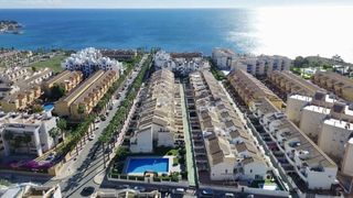 Apartament a Aguamarina. Amplio apartamento en planta baja con piscina y licencia turísti