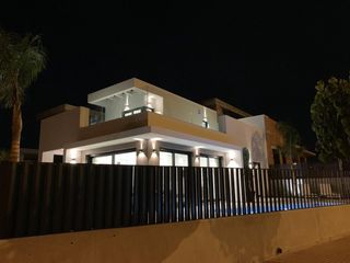 Chalet en Daya Nueva. Villa de obra nueva de 3 dormitorios con piscina privada y solár