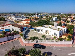 Xalet a Rojales. Elegante villa de 5 dormitorios con piscina privada y casa de in