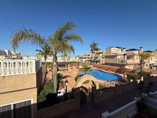 Casa adossada a Villamartín-Las Filipinas. Casa adosada familiar sunrise con piscinas climatizadas, solariu