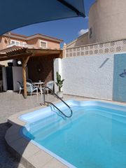 Casa in Zona Carrefour - Urbanizaciones. Elegante villa independiente con piscina privada, solárium y ofi