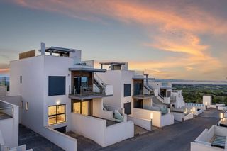 Casa en San Miguel de Salinas. Bungalows de 2 y 3 dormitorios totalmente amueblados, listos par