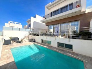 Chalet in Los Almendros. Villa de lujo moderna con piscina privada y vistas a la laguna s