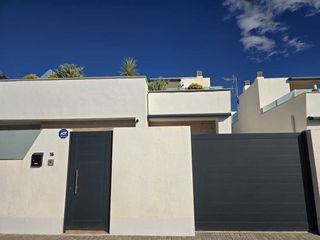 Chalet in Balsicas. Villa adosada moderna lista para entrar a vivir con piscina priv